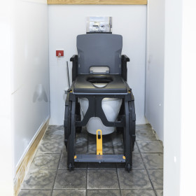 Fauteuil roulant manuel pliable pour la douche et les WC WheelAble