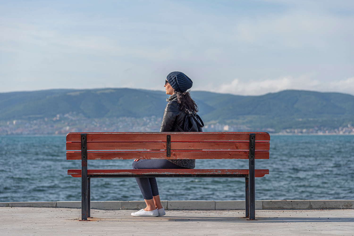 Femme assise sur un banc