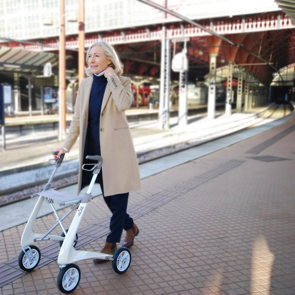 Comment bien choisir entre déambulateur et rollator