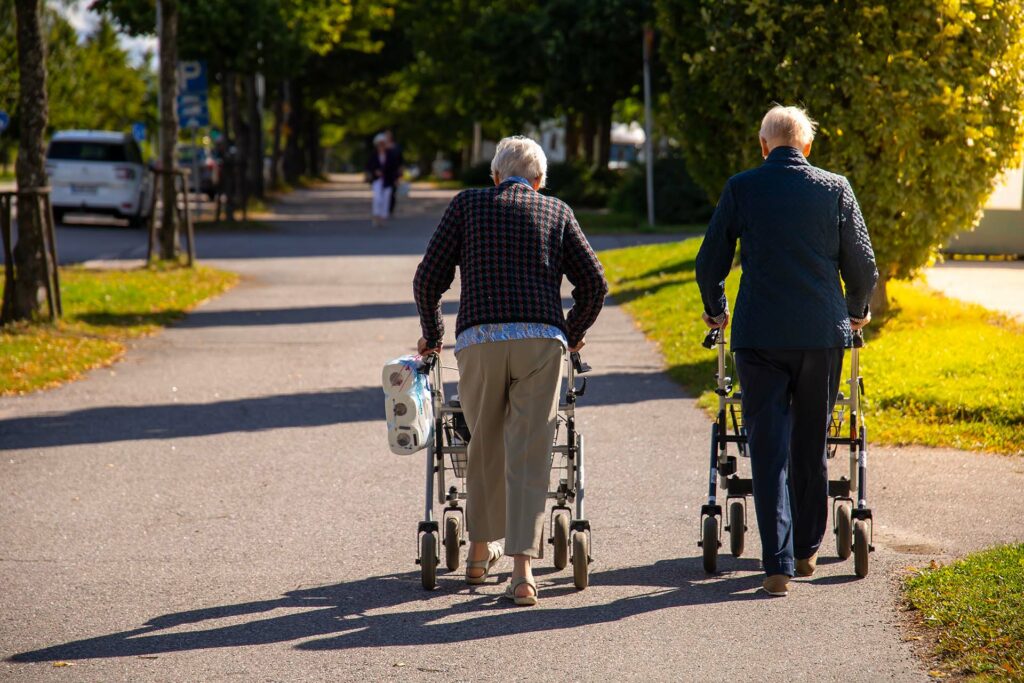 Différences entre un déambulateur et rollator