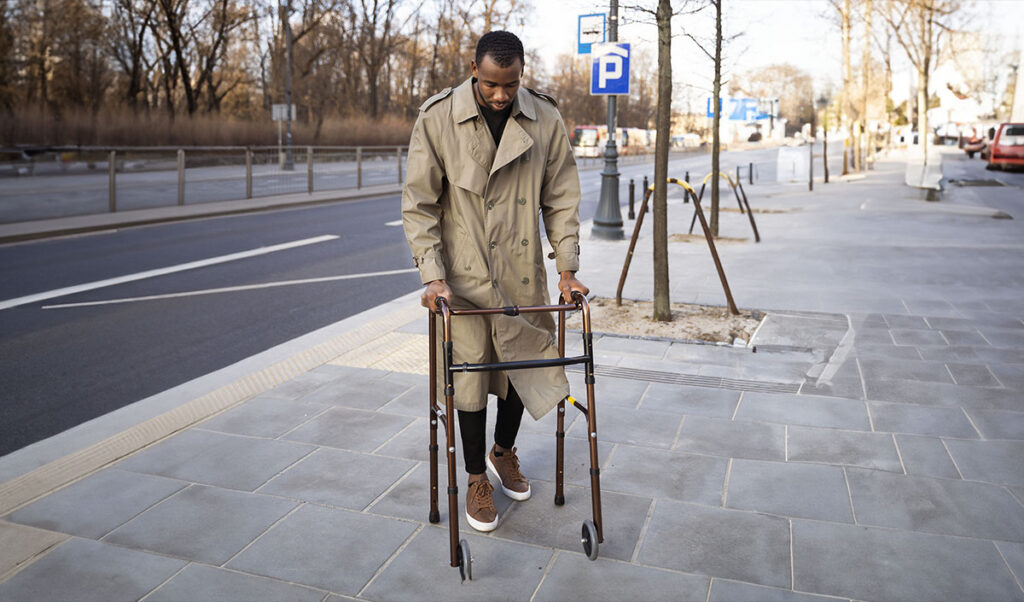 Le rollator, un compagnon à roulettes pour se déplacer